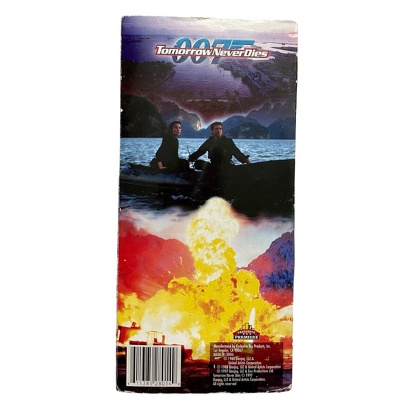 James Bond 007 Tomorrow Never Dies 1997 Exclusive Premiere Action Figure Wai Lin - Picture 3 of 4